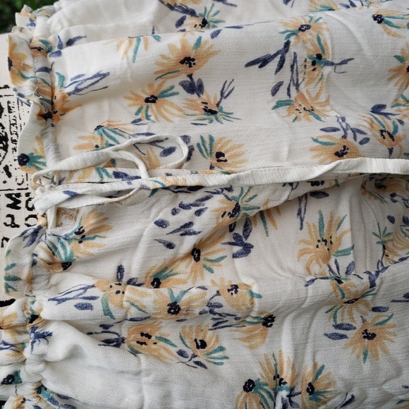 Women's flowy, flowered shorts with drawstring. - Picture 2 of 3